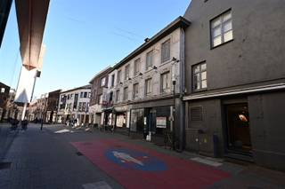 In het hart van het centrum van Hasselt bevindt zich dit horeca, handels- of kantoorruimte met een vloeroppervlakte van ± 192m², waarvan 70m² op...