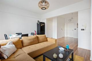 <p>Gelegen langs bruisende Bredabaan met winkels en openbaar vervoer voor de deur, op wandelafstand van Runcvoortpark.</p><p>Indeling: ruime inkomhal, zonnige leefruimte op parketvloer aan straatzijde, open ingerichte keuken (koelkast/diepvries, oven, keramische kookplaat en dampkap), ingemaakte kast met voorzieningen voor wasmachine.  <br />Eén slaapkamer op parket achteraan ca. 10m2. Badkamer met ruime douche, dubbele lavabo en toilet.</p><p>Extra's:<br />- gunstig EPC 145kWh/m2 - label B<br />- asbestveilig<br />- elektrische installatie CONFORM<br />- individuele verwarming op gas, aparte meters<br />- appartement momenteel verhuurd aan 680eur/mnd</p><p>Info/bezoek: 03/283 83 00 - noord@sinjoor.be</p>