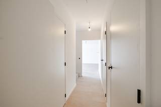 Welkom in Erembodegem, in het nieuwbouwproject aan de Brusselbaan 47. Het gebouw telt acht appartementen en beschikt over een lift en een fietsenstalling. De ligging is praktisch: de bushalte van De Lijn ligt voor de deur, het station van Erembodegem is op enkele minuten en de oprit van de E40 is vlakbij. Scholen, winkels en andere voorzieningen vind je in de buurt, en het centrum van Aalst bereik je snel.Het aanbod is gevarieerd. Er zijn appartementen met 1, 2 en 3 slaapkamers, van ca. 57 m² tot ca. 141 m², en elk appartement heeft een eigen indeling en een eigen buitenruimte. Op het gelijkvloers horen een terras en een private tuin bij de woning, op de verdiepingen een terras. De twee duplexen op de bovenste verdiepingen verdelen hun leefruimte en slaapkamers over twee niveaus. Parkeren kan op een staanplaats of in een garage, die je apart bij je appartement koopt.Het comfort is up-to-date. Alle appartementen worden gebouwd met de nieuwste technieken voor isolatie, ventilatie en energiezuinigheid, zodat het binnenklimaat het hele jaar aangenaam blijft en je energieverbruik laag is. De keuken richt je zelf in, met een budget van 15.000 excl. btw. Zo kies je zelf de stijl en de toestellen.Interesse in een van de appartementen? Vraag meer informatie aan, dan overlopen we samen de mogelijkheden en de prijzen.Aankoop aan 6% btw mogelijk.Sommige beelden werden met AI bewerkt en zijn louter informatief.
