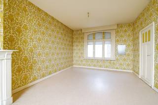 Deze woning uit 1918 biedt een ideale basis voor wie houdt van karakter en graag zelf de handen uit de mouwen steekt. De indeling bestaat uit...