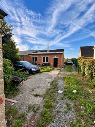 <h2><span>HOB BEBOUWING OP 467M² EN BOUWGROND VAN 415M² | RENOVATIE OF HEROPBOUW, TAL VAN MOGELIJKHEDEN!</span></h2><h2><span> </span></h2><p><span>Op zoek naar een renovatieproject met potentieel? Of eerder naar een mooi perceel om uw eigen nieuwbouwwoning te realiseren? Dan is dit absoluut een eigendom die u niet mag missen!</span></p><p><span>Deze </span><span>open bebouwing op een perceel van ca. 467 m²</span><span> biedt dankzij de gunstige perceelbreedte van ca. </span><span>12,50 meter</span><span> en een gevelbreedte van ca. </span><span>8,50 meter</span><span> tal van mogelijkheden.</span></p><p><span>De bestaande woning is </span><span>te renoveren of kan, mits de nodige vergunningen, plaatsmaken voor een volledig nieuwe woning(en)</span><span>. </span></p><p><span> </span></p><p><span>Bijkomend is er nog een bouwgrond van </span><span>ca. 415 m² (zie plan). </span></p><p><span>Het perceel is te bereiken via </span><span>een recht van doorgang</span><span>.</span></p><p><span> </span></p><p><span>U kunt hier verschillende richtingen uit: </span><span>renoveren en uitbreiden, de bestaande woning volledig naar uw hand zetten of onderzoeken welke mogelijkheden er zijn voor een nieuwbouwproject.</span></p><p><span>Een ideale opportuniteit voor wie </span><span>zelf de handen uit de mouwen wil steken</span><span> of op zoek is naar een perceel om een </span><span>nieuwe, energiezuinige droomwoning</span><span> te realiseren.</span></p><p><span> </span></p><p><span>Wacht niet te lang, want opportuniteiten als deze zijn niet onbeperkt beschikbaar!</span></p><p><span>Contacteer Immo Twins T. 052 55 55 55<span> - </span></span><span>info@immotwins.be - <span>www.immotwins.be</span></span><span> - Contacteer ons vandaag nog voor meer informatie of een bezoek ter plaatse.</span></p><p><span> </span></p>