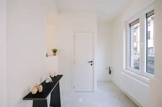 <p><span>GENT - Gerenoveerde woning met stadstuin</span></p><p><span> </span></p><p><span>Gelegen in de Geitstraat 5 te Gent bevindt zich deze woning op een absolute toplocatie. De woning is gelegen op enkele minuten fietsen van het centrum, op wandelafstand van het natuurreservaat Bourgoyen-Ossemeersen, nabij belangrijke invalswegen en vlot bereikbaar met het openbaar vervoer. Alle winkels en diensten bevinden zich in de directe omgeving. Kortom een toplocatie om te wonen binnen de stadsring en toch in alle rust. </span></p><p><span> </span></p><p><span>Deze woning onderging bovendien een recente totaalrenovatie, waarbij gekozen werd voor kwalitatieve materialen, een stijlvolle afwerking en een praktische indeling. <br />Het resultaat is een hedendaagse en energiezuinige woning die volledig beantwoordt aan de noden van vandaag.</span></p><p><span> </span></p><p><span>Enkele troeven op een rij:</span></p><ul><li><span>Energiezuinig (EPC B)</span></li><li><span>Zuidwest georiënteerde stadstuin</span></li><li><span>Centrale ligging</span></li><li><span>3 volwaardige slaapkamers</span></li><li><span>Lichtrijke ruimtes</span></li></ul><p><span> </span></p><p><span>De indeling gaat als volgt: </span></p><p><span>Gelijkvloers:</span></p><p><span>Ruime inkomhal met apart gastentoilet en wasplaats. Aansluitend de open keuken, die uitgeeft op de eet- en leefruimte met aansluitende toegang tot de tuin. </span></p><p><span>Verdieping(en):</span></p><p><span>De eerste verdieping omvat de badkamer met inloopdouche en dubbele lavabo, een apart toilet en de ruime master bedroom. </span></p><p><span>Op de tweede verdieping bevinden zich de tweede en derde slaapkamer.</span></p><p><span> </span></p><p><span>Belangrijk:</span></p><p><span>Richtprijs: 445.000 EUR</span></p><p><span>EPC: B (116 kWh/m² jaar)</span></p><p><span> </span></p><p><span>Interesse? Contacteer Axel Lenaerts makelaars voor meer informatie of een bezoek ter plaatse!</span></p>