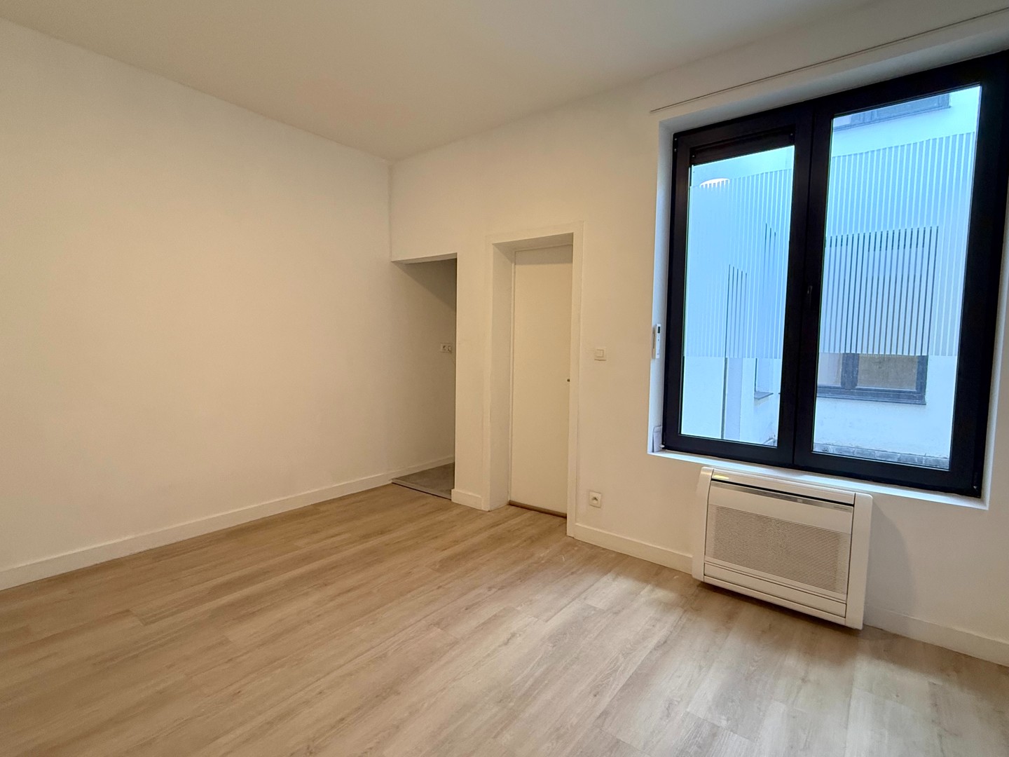 Gerenoveerd en energiezuinig gelijkvloers appartement met private koer - foto 4
