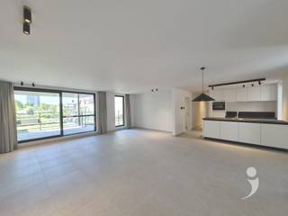 <p><span>Ruim nieuwbouw appartement op de 1e verdieping met centrale ligging. Dit appartement is makkelijk bereikbaar van op de grote inkomhal en heeft ook een lift.<br />Dankzij de ligging in het hart van Kessel-Lo is deze woning op wandel afstand van openbaar vervoer en centrum Leuven.<br /><br />Het appartement heeft een inkom met vestiaire ruimte en een apart toilet. <br />De nachthal gaat via de slaapkamers en een ruime badkamer.<br />Er is en mooie, lichtrijke leefruimte met fijn uitzicht op een mooi overdekt terras.<br />De keuken is voorzien van allerhande handige ingebouwde toestellen ( Afwasmachine, kookplaat, wastafel, oven, combi oven, frigo)<br />Alsook is deze keuken voorzien van veel kasten en een super aangename eetplaats. <br />Er zijn 3 ruime slaapkamers. Waarvan 1 tevens een apart terras heeft.</span></p><p><span><br />De badkamer is voorzien van een dubbele wastafel, een inloopdouche, een handdoekenverwarming.<br />Naast de keuken is er een berging met wasplaats voorzien en extra bergruimte.</span></p><p><span><br />Tevens is er een privatieve kelder alsook gemeenschappelijk afvalhok, een fietsenstalling en uiteraard een grote privatieve garage.<br /><br />Onmiddelijk beschikbaar voor lange duur overeenkomst.<br />Dit appartement is </span><span>niet</span><span> bemeubeld.<br />De gemeenschappelijke lasten bedragen 75€ per maand.<br /><br />Al het verbruik van energie/water is ten laste van de huurder.<br /></span><span>Dit hyper afgewerkte appartement heeft een zeer gunstige EPC.</span></p><p><span>Ramen zijn voorzien van raam decoratie en alle verlichting is reeds aanwezig.</span><span><br /><br />Interesse? Vraag uw bezoek aan via onze website.</span></p><p><span> </span></p>
