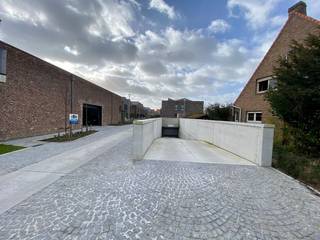 Ruime ondergrondse autostaanplaats in Sint-Michiels. De parkeergarage is afgesloten met een automatische poort. Veel manoeuvreerruimte en plaats om te parkeren. Voor verdere informatie bel 050 688 388