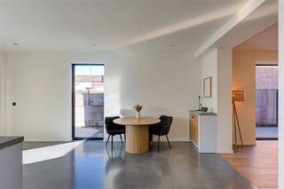 <p>Deze knap gerenoveerde woning is gelegen nabij het centrum van Nijlen, op 5 minuten van de oprit E313. Het pand is energetisch ingrijpend gerenoveerd, en beschikt tevens over een ventilatiesysteem en een regenwaterput. Op de gelijkvloerse verdieping bevinden zich: een inkomhal met apart toilet, een zeer ruime leefruimten met open keuken met aansluitend een berging en een achterinkom. Op de eerste verdieping zijn 3 volwaardige slaapkamers aanwezig en een badkamer. Deze is voorzien van toilet, dubbele wastafel en douche. Er bestaat nog de mogelijkheid om een bad te plaatsen, de aansluitingen zijn hiervoor voorzien. In de tuin is een terras voorzien in gepolierd beton. Verder is er ook een zolder en een kelder aanwezig. Alle binnendeuren worden nog geplaatst door de huidige eigenaar. Ook de oprit zal nog verder afgewerkt worden met grind en grindmatten. Maak snel uw afspraak voor een bezoek! </p>