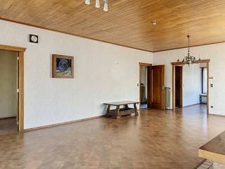 Uiterst rustig gelegen laagbouwwoning met 3 slaapkamers en inpandige garage op een hoekperceel van 749m². Bent u op zoek naar een woning waar rust, ruimte, licht en een praktische indeling hand in hand gaan? Dan is deze verzorgde laagbouwwoning zeker een bezoek waard. Door de ligging op een hoek geniet deze woning een aangename lichtinval langs verschillende zijden en heeft u veelal een open zicht over de omgeving. De rustige ligging biedt daarbovenop alle comfort en privacy, terwijl winkels, scholen, openbaar vervoer en belangrijke invalswegen zich toch op korte afstand bevinden. Binnenin beschikt de woning over een handige en functionele indeling met een grote leefruimte, keuken met zicht naar de tuin, een nachthal, drie volwaardige slaapkamers, badkamer (met douchen en bad), een bureau, berging, wasplaats en inpandige garage. Dankzij de gelijkvloerse indeling geniet u van optimaal wooncomfort, een vlotte toegankelijkheid en veel contact met de groene omgeving. Verder beschikt de woning over een grote stockagezolder (ook uit te breiden tot slaapkamers), alsook een kelder en vrijstaande tuinberging voor een fiets of vuilnisbak. Samengevat, een woning met tal van troeven waarbij vooral de indeling en ligging van het pand een 10/10 scoren! Renovatieplicht van toepassing. Stedenbouwkundige inlichtingen in aanvraag.