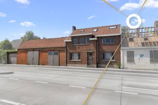 Ontdek deze unieke eigendom te Moorslede: een ruime woning met karakter én een grote loods van meer dan 200 m², ideaal voor zelfstandigen, hobbyisten of investeerders.<br /><br />Indeling woning:<br />Bij het betreden van de woning kom je binnen in een ruime inkomhal, die toegang geeft tot de rest van het huis. De grote keuken biedt voldoende ruimte voor een ontbijthoek of eettafel en sluit aan op een aparte, gezellige leefruimte. Verder vind je nog een praktische bijkeuken, een lichte veranda met uitzicht op de tuin, en nog veel meer functionele ruimtes die naar eigen wens ingericht kunnen worden.<br /><br />De loods:<br />Naast de woning bevindt zich een ruime loods van meer dan 200 m². Deze biedt tal van mogelijkheden: opslag, werkruimte, atelier, garages of zelfs gedeeltelijke herbestemming (mits goedkeuring).<br /><br />Het perceel:<br />Met een totale oppervlakte van 1358 m² geniet je hier van uitstekende buitenruimte. Het perceel is geschikt voor verschillende toepassingen: uitbreiding, tuinprojecten, eventueel (na navraag bij de gemeente) een bijgebouw of tweede wooneenheid.<br /><br />Troeven:<br />*Grote loods met vele gebruiksmogelijkheden<br /><br />*Volledig perceel van 1358 m²<br /><br />*Sterke basisstructuur met veel potentieel<br /><br />*Verschillende uitbreidingsopties<br /><br />*Gelegen op een vlot bereikbare locatie<br /><br />Voor meer informatie of een plaatsbezoek contacteer Home Hunters via hallo@homehunters.be of op het nummer 057/377.477