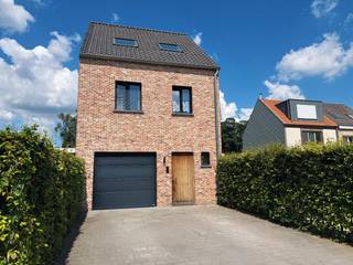 Ontdek deze moderne en energiezuinige gezinswoning, gebouwd in 2018, met een bewoonbare oppervlakte van 208 m² op een perceel van 302 m². Deze uitstekend onderhouden woning beschikt over vier ruime slaapkamers, twee volledig uitgeruste badkamers en is hoogwaardig afgewerkt doorheen de hele woning.<br /><br />De woning werd ontworpen met maximaal comfort en gebruiksgemak in gedachten en is uitgerust met vloerverwarming op alle verdiepingen, elektrische gordijnen en een volledig geïntegreerd domoticasysteem dat eenvoudig via uw smartphone kan worden bediend. Daarnaast beschikt de woning over een ventilatiesysteem D voor een optimaal binnenklimaat, een regenwaterput en een laadpaal voor een elektrische wagen, waardoor ze helemaal klaar is voor de toekomst. Dit resulteert in een uitstekende EPC-score B (113kWh/m2) die de energiezuinigheid van deze woning bevestigt.<br /><br />Op het gelijkvloers komt u binnen via een inkomhal met gastentoilet die toegang geeft tot een lichtrijke leefruimte met ramen van vloer tot plafond en een volledig uitgeruste open keuken. Buiten geniet u van een zonnig terras met uitzicht op de fraai aangelegde, privé tuin met gazon en volwassen beplanting, ideaal om te ontspannen of gezellig buiten te tafelen.<br /><br />De ruime master bedroom beschikt over een praktische walk-in dressing, terwijl de overige slaapkamers voldoende plaats bieden voor kinderen, gasten en een thuisbureau. Deze aantrekkelijke woning met drie verdiepingen beschikt bovendien over twee volledig uitgeruste badkamers, twee extra bergingen, een garage en een privé oprit met plaats voor twee wagens.<br /><br />Gelegen in de gegeerde residentiële wijk Koningshof in de rustige en groene Schotenhofdreef, geniet deze woning van een uitstekende ligging op wandelafstand van supermarkten, speeltuinen, scholen en andere dagelijkse voorzieningen. Dankzij de hedendaagse architectuur, hoogwaardige afwerking, slimme domotica en toplocatie is deze instapklare woning een uitzonderlijke kans voor gezinnen die op zoe