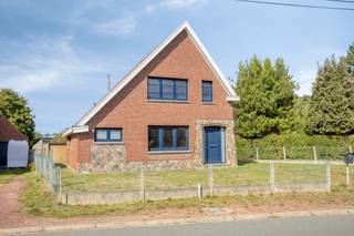 <p>Op zoek naar een woning die helemaal wacht op jouw persoonlijke invulling? Groenstraat 14 in Oud-Heverlee biedt precies dat: een  woning uit 1958, volledig casco gestript en winddicht gemaakt, gelegen op een rustige plek in het groen met een genereus perceel van 592 m². Hier krijg je een blanco canvas met alle troeven van een goede ligging, klaar om jouw droomhuis vorm te geven.</p><p>De woning telt een bewoonbare oppervlakte van 121 m², verdeeld over inkom, living, keuken en bijkeuken, berging en kelder, drie slaapkamers en een badkamer op de 1ste verdiepeing, die nog verder kan worden ingericht dankzij de reeds aanwezige vergunning met uitbreidingsmogelijkheid. De gevels zijn opgetrokken in steen, het vernieuwd zadeldak is afgewerkt met pannen, en de PVC-buitenschrijnwerk met hoogrendementsglas zorgt ervoor dat je meteen op een energetisch verantwoorde basis kan verderbouwen. Binnenin ligt alles open voor jouw indeling: van leefruimte tot keuken, alles is nog te bepalen naar eigen smaak en levensstijl.</p><p>Buiten geniet je van een tuin van 400 m² met een westelijke oriëntatie, ideaal voor lange zomeravonden. Praktisch is er ook een garage en maar liefst vier buitenparkeerplaatsen aan de voorkant, dus plaats voor bezoek is nooit een probleem. De woning beschikt over een bouwvergunning en bijhorende plannen, wat je een vliegende start geeft bij de verdere afwerking.</p><p>Qua ligging zit je hier meer dan goed: scholen op wandelafstand (400 m), het openbaar vervoer en het station beide op zo'n 450 m, en winkels op 3 km. Ook de invalswegen E40/E314 zijn vlot bereikbaar op 3,5 km, waardoor je zowel rust als bereikbaarheid combineert. Benieuwd naar de mogelijkheden van dit pand? Neem contact op met ons kantoor en plan snel een bezoek via onze website op de "Avant-Première" van 16/17 oktober ek. Graag tot binnenkort.</p>