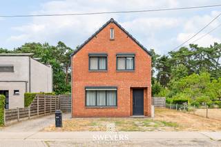 Voor meer info en foto’s, surf naar www.swevers.be – Op zoek naar een vrijstaande woning met een praktische indeling en een gunstige ligging? Deze open bebouwing aan de Hamsesteenweg 112 in Heppen werd gebouwd in 1958 en biedt een bewoonbare oppervlakte van 163 m². De lichtrijke leefruimte met zit- en eethoek sluit aan op de keuken en de ruime veranda. Hoewel deze aan renovatie toe is, biedt deze heel wat mogelijkheden. De veranda kan het hele jaar door dienst kan doen als extra leef-, hobby- of speelruimte. Verder vindt u op het gelijkvloers een badkamer, een praktische berging en een kelder van 9 m². Op de eerste verdieping bevinden zich drie slaapkamers van 19,29 m², 10,93 m² en 7,82 m. De woning beschikt bovendien over 16 zonnepanelen, conforme elektriciteit en rolluiken, wat zorgt voor extra wooncomfort en lagere energiekosten. De ligging is een extra troef, met scholen, winkels, horeca en openbaar vervoer op korte afstand. Ook de verbinding naar de omliggende gemeenten en de snelweg is vlot. Het centrum van Leopoldsburg bereikt u in ongeveer 8 minuten en Beringen ligt op slechts 10 minuten rijden. Bent u op zoek naar een vrijstaande woning met drie slaapkamers, een ruime veranda en interessante extra's op een goed bereikbare locatie? Dan is deze woning zeker een bezoek waard. Voor meer informatie, bel 011 255 155. Bron bewoonbare oppervlakte: EPC – verslag.