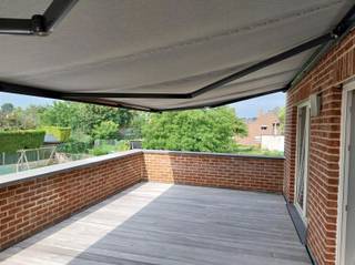 <p><span>Zeer mooi duplex appartement van 141m² groot.</span></p><p><span>op de 1ste verdieping</span></p><p><span>Inkomhal met gastentoilet, ruime badkamer.</span></p><p><span>Mooie woonkamer met aansluitend zeer groot  zuidgericht terras met automatische zonneluifel die het ganse terras overdekt.</span></p><p><span>Het terras werd 3 jaar geleden vernieuwd in hardhout. Perfecte staat.</span></p><p><span>Open keuken welke is voorzien van alle comfort.</span></p><p><span>Zeer grote berging met inbouwkasten.</span></p><p><span>op de 2de verdieping</span></p><p><span>Nachthal met toilet, 3 slaapkamers.</span></p><p><span>Het appartement is volledig instapklaar. Lichtarmaturen, gordijnen en overgordijnen zijn aanwezig. Nieuwe hoogrendementsketel 2025.</span></p><p><span>Garage achteraan het gebouw + extra staanplaatsen.</span></p><p><span>Aanrader !!!</span></p>