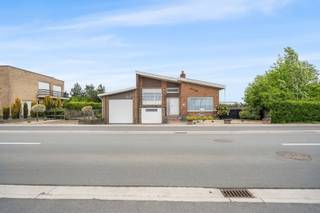 Deze alleenstaande woning is gelegen op een grondoppervlakte van 866 m² en bestaat uit - oprit - inkomhal - living - keuken - grote veranda - badkamer - 3 slaapkamers - berging - wasplaats - garage - terras - tuin - zéér grote en hoge extra garage die ideaal is voor opslagruimte. <br /><br />Troeven van deze woning: <br />- alleenstaande woning met veel mogelijkheden <br />- centrale verwarming op aardgas<br />- instapklaar<br />- veel opslagruimte<br />- 2 garages