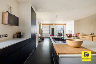 <p><span>Ruime halfopen woning met 4 slaapkamers en garage/magazijn in rustige, groene omgeving</span></p><p><span>Deze charmante halfopen woning met vier slaapkamers en een achterliggend magazijn/werkruimte bevindt zich op een steenworp afstand van de belangrijke verbindingswegen naar Antwerpen, Brussel en Gent. Gelegen in een rustige wijk tussen het park en De Schorre, op wandelafstand van het centrum van Boom, combineert deze woning rust, ruimte en een uitstekende bereikbaarheid.</span></p><p><span>Met een bewoonbare oppervlakte van 236 m² en een grondoppervlakte van 386 m² biedt deze woning volop plaats voor het hele gezin, met een perfecte mix van functionaliteit, comfort en modern design.</span></p><p><span>Indeling:</span></p><ul><li><span>Gelijkvloers:</span><span> Bij binnenkomst via de inkomhal ontdek je een ruime, lichtrijke living van circa 56 m². De eigentijdse keuken met centraal eiland is afgewerkt met hoogwaardige materialen en moderne toestellen. De open leefruimte zorgt voor een gezellige, aangename sfeer met veel natuurlijk licht. De vloeren zijn voorzien van stijlvolle donkere tegels, onderhoudsvriendelijk en hedendaags. De living is uitgerust met airco en rolluiken. Verder biedt het gelijkvloers een gastentoilet, twee bergingen, een bureauruimte, een slaapkamer en een praktische wasruimte. </span></li><li><span>Eerste verdieping:</span><span> Hier bevinden zich drie slaapkamers van respectievelijk circa 16 m², 10 m² en 19 m², waarvan de grootste voorzien is van airco. De moderne badkamer beschikt over een wellness-badkamer met douche, glazen afscheiding en praktische voorzieningen. </span></li><li><span>Oprit en garage/magazijn:</span><span> De woning beschikt over een ruime oprit voor meerdere autos. De garage/magazijn van circa 37 m² biedt talloze mogelijkheden, van hobbyruimte tot werkplaats. </span></li></ul><p><span>Extra troeven:</span></p><ul><li><span>Halfopen bebouwing met veel privacy </span></li><li><span>Vier slaapkamers + bureauruimte </span></li><li><span>Oprit voor meerdere autos </span></li><li><span>Garage/magazijn van circa 37 m² </span></li><li><span>Uitstekende verbinding naar Brussel, Antwerpen en Mechelen </span></li><li><span>Op wandelafstand van winkels, scholen, openbaar vervoer en groen</span></li><li><span>asbest veilig </span></li></ul>