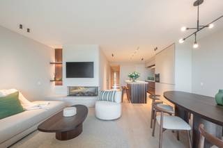 Luxueus, smaakvol appartement in een kleine residentie met oninneembaar zeezicht, pal op de zeedijk van het Zoute. Ideaal gelegen tussen...