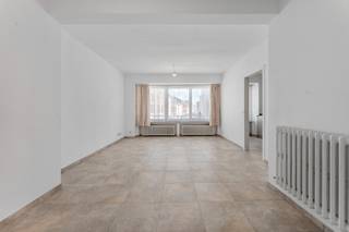 Ben je op zoek naar een investering met direct rendement?<br />Langs de Brugsesteenweg vinden we dit gerenoveerd appartement in een kleinschalige residentie.<br />Het appartement bestaat ui een ruime inkom, lichtrijke leefruimte met keuken, badkamer, toilet, drie slaapkamers en garage. Het combineert hedendaags comfort met een uitstekende ligging nabij centrum Roeselare op wandelafstand van scholen, winkels en openbaar vervoer.<br />
<ul>
<li>Lichtrijke leefruimte</li>
<li>Nieuwe keuken en badkamer</li>
<li>Goedgekeurde elektriciteit</li>
<li>Asbestvrij</li>
<li>Garagebox inbegrepen</li>
<li>Lift aanwezig</li>
<li>Aantrekkelijk rendement mét huurgarantie via de Woondienst van Roeselare</li>
</ul>
<br />Interesse in deze investering? Neem gerust contact op voor meer informatie over het appartement, de huurinkomsten en de voorwaarden van de huurgarantie.