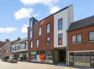 <p><span>Handelsruimte van 195m² met grote raampartijen, open structuur voor talloze mogelijkheden en ruime parkeermogelijkheden aan de achterzijde met toegang via de Heilig hartlaan.</span></p><p><span> </span></p><p><span>Residentie Derlo is ideaal gelegen in het bruisende centrum van Tessenderlo met een combinatie van een goede bereikbaarheid en autoluwe doorgang langs de Stationsstraat en een rustige, veilige</span></p><p><span>in- en uitgang langs de Heilig Hartlaan.</span></p><p><span> </span></p><p><span>Wenst u meer info of een vrijblijvende bezichtiging, contacteer dan ons kantoor op het nummer 011 85 15 15 en wij helpen u graag verder.</span></p>