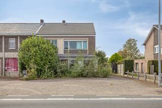 Deze woonst is terug te vinden in de straat Rijn in Geel. Alle faciliteiten zoals scholen, winkels, horeca en openbaar vervoer zijn op een boogscheut verwijderd. Verder kennen we een vlotte verbinding met de omliggende gemeenten.<br /><br />Beschrijving: <br />We betreden de woning via de inkomhal die ons leidt naar een ruime eet- en leefruimte. Door de vele raampartijen rondom is er enorm veel daglicht in de woning. Verder beschikt de gelijkvloerse verdieping over een keuken, een gastentoilet, een ruime douchekamer uitgerust met de nodige aansluitingen voor wasmachine en droogkast en een badkamer voorzien van een ligbad en een wastafel. Tevens beschikt de woning over een opslagruimte met een oppervlakte van maar liefst 136m². Deze ruimte biedt de toegang tot de kelder.<br /><br />Via de imposante trap in de inkomhal bereiken we de eerste verdieping. Hier bevinden zich drie volwaardige slaapkamers, aangevuld met een extra kamer die naar eigen wens kan worden ingericht als kinderkamer, dressing, bureau of hobbyruimte.<br />De zolderverdieping is bereikbaar via een zolderluik en biedt bijkomende mogelijkheden voor opslag.<br /><br />Tot slot beschikt de woning over een zuidwest georiënteerd terras waar u in alle rust en privacy kunt ontspannen.<br /><br />Extra:<br />- Ruime opslagruimte<br />- Commerciële ligging<br />- Renovatieverplichting voor residentiële gebouwen is van toepassing. Meer info: https://energiesparen.be/renovatieverplichting.<br /><br />Voor meer info of een bezoek contacteer ons via info@vastengoed.be of via 014/72 73 74.<br /><br />Wenst u een gratis schatting van uw eigendom? Contacteer ons via 014/72 73 74.