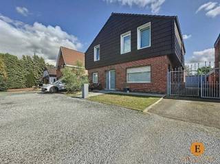 Instapklare en ruime OB met ruime tuin en 6 slaapkamers.In een rustige en residentiële buurt van Sint-Niklaas bevindt zich deze instapklare open...