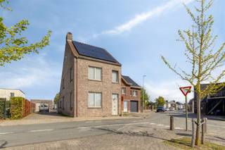<p><span>Goed onderhouden woning te Bevere.</span></p><p><span> </span></p><p><span>INDELING</span></p><p><span>Op de gelijkvloerse verdieping omvat de woning een inkomhal, living, ruime leefkeuken, berging en douchekamer.</span></p><p><span>Op de tussenverdieping is er een badkamer.</span></p><p><span>Verder op de eerste verdieping heb je 2 ruime slaapkamers.</span></p><p><span>Op de tweede verdieping heb je een 3e slaapkamer en een zolder.</span></p><p><span>De woning geniet een kelder en een grote losstaande garage.</span></p><p><span>De ruime tuin met vijver is een extra troef aan deze halfopen bebouwing.</span></p><p><span> </span></p><p><span>LIGGING</span></p><p><span>Centraal gelegen te Bevere, dichtbij centrum van Oudenaarde.</span></p><p><span>Op wandel en fietsafstand van De Donk, winkels en scholen.</span></p><p><span> </span></p><p><span>TECHNISCH</span></p><p><span>12 zonnepanelen</span></p><p><span>Regenwater, Boorput en stadswater.</span></p><p><span> </span></p><p><span>PRAKTISCH</span></p><p><span>Voor meer info en/of een afspraak bel Eefje van Immo D'hondt 0498 88 88 89 of mail eefje@immodhondt.be</span></p>