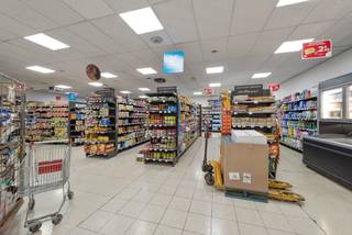 <p>Zeldzame en strategische investeringskans in het hart van Bockstael, een van de meest dynamische handelswijken in het noorden van Brussel. Handelsruimte van <strong>428 m², verhuurd aan Carrefour Express tot 14/04/2029</strong>, met een jaarlijkse huurinkomst van <strong>€133.407</strong>, wat zorgt voor stabiele en zekere inkomsten.</p>
<p>Uitstekende ligging omringd door bekende merken zoals Brico, Pearl, Kruidvat en Ladbrokes, wat een constante klantenstroom garandeert. Gemakkelijk bereikbaar met de auto met parkeergelegenheid in de buurt en goed bediend door het openbaar vervoer, met optimale zichtbaarheid voor elke handelsactiviteit.</p>
<p>Ideale opportuniteit voor investeerders die hun portefeuille willen diversifiëren met een kwalitatief commercieel pand in een gegeerde buurt. Aantrekkelijk rendement en sterk potentieel voor waardestijging op lange termijn. <strong>Commissie van 3% + btw ten laste van de koper.</strong></p>