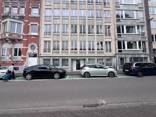 <p>Dit gelijkvloers kantoor is ideaal gelegen in het centrum van Leuven, op slechts 850 meter van het station en pal naast het groene Sint-Donatuspark. Dankzij de ligging geniet het pand van een uitstekende zichtbaarheid, veel natuurlijke lichtinval en vlotte toegankelijkheid.<br /><br />De ruimte is volledig instapklaar en bijzonder geschikt voor vrije beroepen zoals artsen, advocaten, architecten, enz. Er is een fietsenstalling aanwezig, en parkeergelegenheid is beschikbaar in de nabije omgeving. Ook het openbaar vervoer bevindt zich op wandelafstand, wat de bereikbaarheid verder versterkt.<br /><br />In de directe omgeving vindt u tal van winkels en voorzieningen, wat deze locatie extra aantrekkelijk maakt voor zowel medewerkers als bezoekers.<br /><br />De huurprijs is exclusief gemeenschappelijke en privatieve kosten en onroerende voorheffing. De gemeenschappelijke kosten bedragen ongeveer 140€/maand. <br />Meubilair kan overgenomen worden afhankelijk van jullie behoeften.</p>