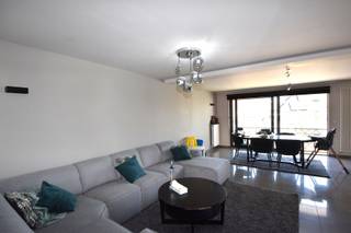 <strong> Modern, onderhouden en instapklaar appartement in het centrum van Kasterlee </strong><br /><br /><span><strong> INDELING</strong></span><br />Dit appartement situeert zich pal in het centrum van Kasterlee met lokale handelaars, scholen, e.d. bereikbaar op wandelafstand.<br />Het is gelegen op de 2de verdieping (lift aanwezig) en is ingedeeld als volgt:<br />- Inkomhal met ingemaakte wandkasten<br />- Apart toilet<br />- Woonkamer (31m²) met aansluitend een volledig ingerichte (keramische kookplaat inclusief afzuigkap, ijskast, combi-oven, vaatwasmachine), moderne open keuken (11m²).<br />- 2 slaapkamers, beide met ingemaakte wandkasten (15m² - 11m²)<br />- Badkamer met enkel lavabomeubel, ligbad en douchecabine (6,5m²)<br /><br />De woonkamer verleent toegang tot het schuifraam, dewelke tevens zorgt voor veel natuurlijke lichtinval, toegang tot het balkon (5m²).<br /><br />Kelder<br />De wagen kan geparkeerd worden in de ondergrondse parkeergarage (toegankelijk via de Melkstraat).<br />Een kelderberging van maar liefst 11m² behoort eveneens tot het appartement.<br /><br /><strong> BIJZONDERHEDEN</strong><br />• Gunstig EPC van 114 kWh/m² <br />• Verwarmd op gas - radiatoren <br />• Gemeenschappelijke kosten: 50€/maand (forfait)<br />• Gedeeltelijk voorzien van armaturen- en raamdecoratie<br />De abonnementen voor privégebruik van water/ gas/ elektriciteit en telecom dienen afgesloten te worden door de huurder<br /><br /><strong> POSITIEVE ASPECTEN</strong><br />• Onmiddelijk beschikbaar <br />• Topligging in het centrum<br />• Zeer netjes en verzorgd appartement<br />• Ruime opbergmogelijkheden d.m.v. de ingemaakte kasten<br /><br /><strong>BEZICHTIGINGEN ZIJN UITSLUITEND MOGELIJK VIA EEN DIGITALE AANVRAAG</strong><br /><strong>Wenst u deze woning te bezichtigen? Klik dan op de knop ‘Maak een afspraak’ en dien uw aanvraag online in. Na ontvangst van uw aanvraag nemen wij via e-mail contact met u op om u verder te informeren over een mogelijk bezichtigingsmoment.</strong>
