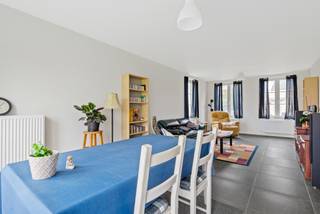 <span>Nieuwbouw (2023) gezinswoning nabij centrum Dessel</span><br /><span>E-peil 24 | 3 slaapkamers | 363 m² perceel<br /><br />Deze energiezuinige gezinswoning werd gebouwd in 2023 en wordt verhuurd verkocht. De huidige huurprijs bedraagt €1200/maand.</span><br /><span><br /><strong>Omschrijving:</strong><br />We betreden de woning langs de inkomhal die toegang geeft tot de leefruimte en een apart gastentoilet met handenwasser.</span><br /><span>De lichtrijke leefruimte omvat woonkamer, eetkamer en keuken, dewelke voorzien is van inductiekookplaat, dampkap, ijskast, vaatwasser en combi-oven. Naast de keuken vinden we de berging/wasplaats, die toegang geeft tot de inpandige garage.<br /></span><br /><span><br />De verdieping bestaat uit 3 slaapkamers, nachthal en badkamer, uitgerust met inloopdouche, bad, toilet en enkele wastafel in meubel.</span><br /><span>Via de vlizo-trap in de nachthal komen we nog op de zeer ruime zolder.<br /><br />De oprit en het terras werden reeds aangelegd.<br /><br /><strong>Tenslotte zorgen de 10 zonnepanelen op het zuid georiënteerde dak voor een erg laag energiefactuur.</strong><br /><strong>Goedgekeurde elektriciteit tem 2047!<br /><br /></strong>Verkoop onder BTW stelsel (21%).</span>