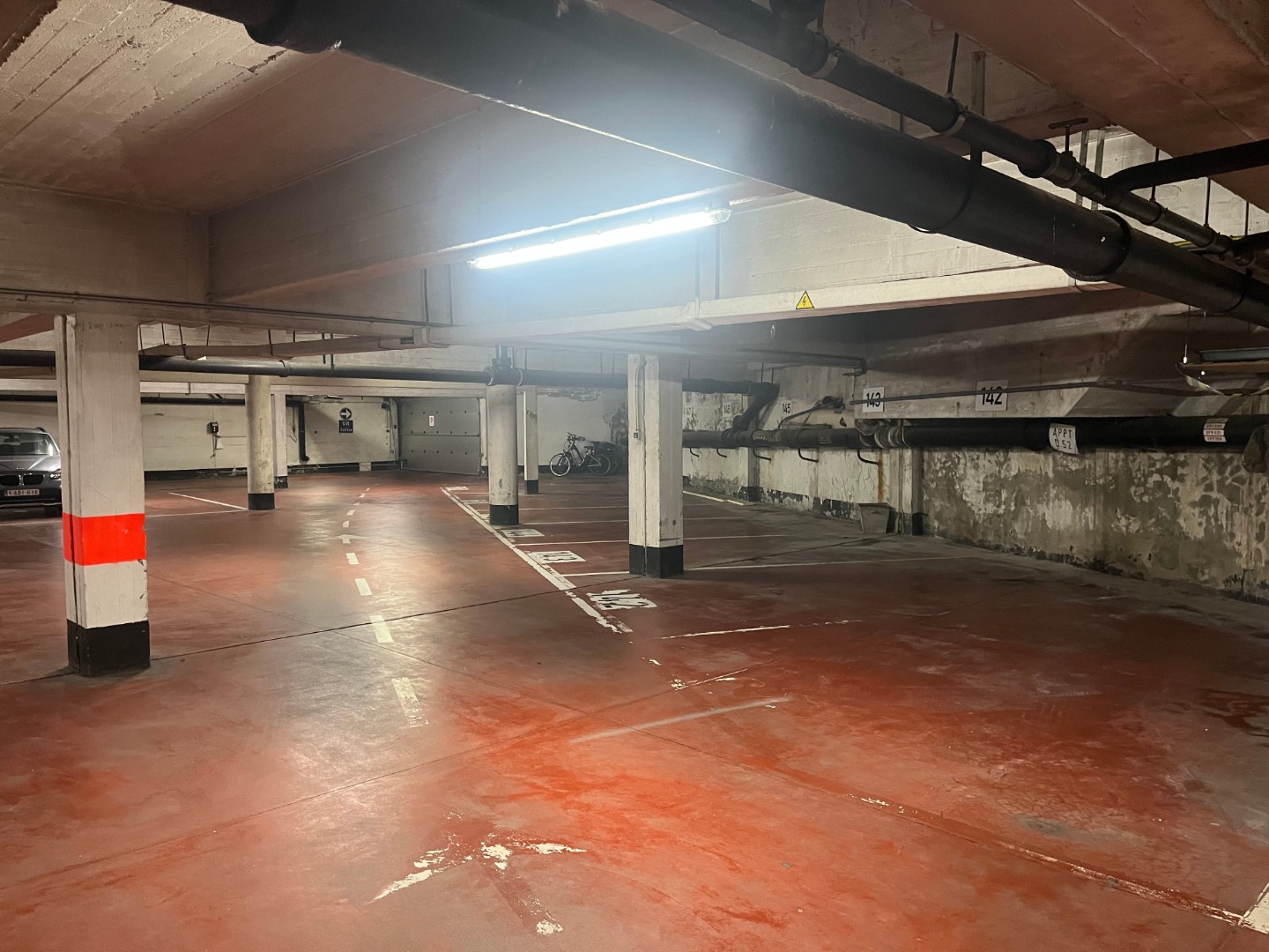 Vlot toegankelijke autostaanplaats in residentie Saint Georges - photo 2