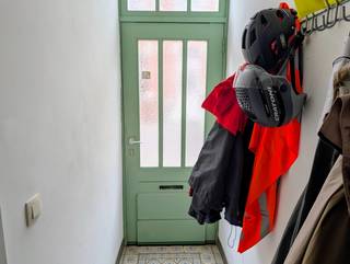Charmante instapklare rijwoning op wandelafstand van de Leuvense ring<br /><br />Deze woning met drie slaapkamers bevindt zich in een autoluwe straat (woonerf) op wandelafstand van de abdij van park, scholen, de Sportoase, winkels, en openbaar vervoer. Via de nabijgelegen voetgangersbrug en het Stoemperspad geraak je vlot en veilig met de fiets in Leuven en Kessel-Lo. De woning ligt op de fietssnelweg Leuven–Tienen dus ook het industrieterrein van Haasrode is makkelijk te bereiken.<br /><br />Gelijkvloers: inkomhal, toilet, grote woonruimte, bergruimte met trap naar kelder, keuken en eetruimte. Het terras en de tuin zijn naar het zuidwesten gericht.<br />Eerste verdieping: twee kamers, badkamer, toilet, ruime hal.<br />Tweede verdieping: grote kamer<br />De woning is deels onderkelderd.<br /><br />Deze 19e-eeuwse woning is gerenoveerd in 2008-2009 en is instapklaar. Het EPC bedraagt 128 kWh/m²/jaar (klasse B). Het huis is voorzien van centrale verwaming via radioatoren met een hoogrendementsgasketel (2009). De elektriciteit is gekeurd. Alle ramen zijn dubbel glas met uitzondering van het glas in de voordeur. De woning is asbestveilig.<br /><br />De woning is beschikbaar ten laatste op 1 december 2026. (Via aankoop-verkoopbelofte)