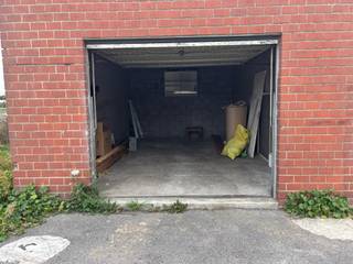 Ruime (26 m2 ) Garagebox te koop in harelbeke met een manuele poort. Contacteer ons voor meer informatie!