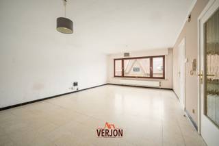 Dit appartement is centraal gelegen in het hart van Roeselare, op het derde verdiep.<br />Het appartement bestaat uit een inkomhal, een ruime woonkamer (32,42m2) met aangrenzende keuken (9,31m2), 3 slaapkamers (12,38; 7,69 en 8,48 m2) en badkamer.<br /><br />Mogelijk om een garage erbij te kopen. Deze is in de verkoopprijs niet inbegrepen. <br /><br />PLUSPUNTEN:<br />- Centrum van Roeselare<br />- Ruime woonkamer<br />- 3 slaapkamers<br /><br />Garage: €15.000 <br />EPC: 148 kWh/m2 - label B (UC: 0003536238 )<br />Bruikbare vloeroppervlakte volgens EPC: 96m2