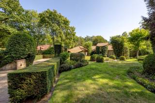 Deze prachtige villa in Schilde is een droomwoning voor wie op zoek is naar ruimte, comfort en luxe en dit alles op de begane grond. Gelegen in een rustige omgeving, biedt deze open bebouwing alle privacy en rust die je maar kunt wensen.<br /><br />De woning, gebouwd door Vlassak-Verhulst villabouw in 1988, beschikt over een prachtig aangelegde tuin en een zonnig terras op het zuiden. De tuin is perfect om te genieten van de zonnige dagen en biedt voldoende ruimte voor ontspanning en buitenactiviteiten.<br /><br />De villa beschikt over 3 slaapkamers en 2 badkamers. <br /><br />Daarnaast beschikt de woning over een inpandige garage met plaats voor twee auto's.<br /><br />De EPC-waarde van 276 en het energielabel C zorgen voor een energiezuinige woning, wat resulteert in lagere energiekosten en een kleinere ecologische voetafdruk.<br /><br />Kortom, deze villa in Schilde is een ideale woning voor wie op zoek is naar comfort, ruimte en luxe in een rustige omgeving. Met een prachtige tuin, ruime slaapkamers, een garage en een energiezuinig karakter, biedt deze woning alles wat je maar kunt wensen.