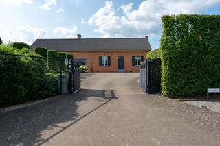 Het eigendom biedt een prachtig afgewerkte woning, bureau met aparte huisnummer en een paarden accommodatie.De woning betreedt u via een ruime...