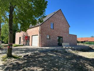 OPENDEUR 23/05 VAN 9 TOT 10 UUR<br /><br />Ben je op zoek naar een moderne en energiezuinige gezinswoning in een rustige, kindvriendelijke omgeving? Dan is deze nieuwbouwwoning in de Merelstraat te Poelkapelle precies wat je zoekt! Deze woning bevindt zich momenteel in een ver gevorderde afwerkingsfase en combineert hedendaags wooncomfort met een warme, tijdloze architectuur in rood genuanceerde gevelsteen.<br /><br />✅ Troeven van deze woning:<br /><br />- Ruime, lichtrijke leefruimte met open keuken, eetplaats en zithoek – perfect verbonden met het terras en de tuin.<br />- Strakke keuken met kookeiland, veel kastruimte en zicht op de tuin.<br />- 3 slaapkamers ideaal voor gezinnen of thuiswerk.<br />- Luxueuze badkamer met vrijstaand bad en verfijnde afwerking.<br />- Inpandige garage en oprit met voldoende parkeergelegenheid.<br />- Energiezuinig: moderne technieken en uitstekende isolatie.<br />- Aangename tuin met terras, ideaal georiënteerd voor zon en privacy.<br /><br />De woning biedt niet alleen comfort en stijl, maar ook rust en veiligheid dankzij de ligging in een doodlopende straat in het landelijke Poelkapelle. Hier woon je op een boogscheut van scholen, winkels en verbindingswegen naar Ieper, Roeselare en de A19.<br /><br />Ben je op zoek naar een instapklare woning waarbij je nog een persoonlijke toets kan geven aan de afwerking? Dan is dit jouw kans!<br /><br />📞 Interesse? Contacteer Thijs:<br />📲 051 57 54 61<br />📧 friedel@grouptrybou.be | thijs@grouptrybou.be