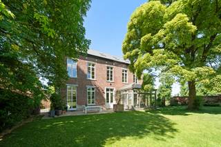 <p><strong>Uniek historisch domein in Tourinnes-la-Grosse – karakter, charme en eindeloze mogelijkheden</strong></p><p></p><p>In het hart van het pittoreske Tourinnes-la-Grosse wacht een uitzonderlijk eigendom op zijn nieuwe eigenaar. Deze unieke residentie, waarvan het hoofdgebouw dateert uit de 16e eeuw, ademt geschiedenis, elegantie en klasse. Gelegen op een prachtig perceel van 35 are, vormt dit domein een oase van rust en authenticiteit.</p><p></p><p>Bij het betreden van het hoofdgebouw wordt u verwelkomd door een majestueuze inkomhal die de toon zet voor het karaktervolle interieur. De woonruimtes – waaronder een ruime salon met open haard, een stijlvolle eetkamer, een gezellige keuken en een lichtrijke veranda – zijn hoogwaardig afgewerkt en stralen tijdloze klasse uit. Op de verdieping bevinden zich zes charmante slaapkamers en twee badkamers. De zolderverdieping biedt nog volop potentieel: een royale, volledig in te richten ruimte voor extra slaapkamers, een atelier of een ontspanningsruimte. De woning is bovendien onderkelderd en beschikt over onder meer een sfeervolle wijnkelder.</p><p>Het domein omvat eveneens verschillende bijgebouwen met tal van gebruiksmogelijkheden. De voormalige conciërgerie (ca. 100 m²) werd omgevormd tot een comfortabele woning met twee slaapkamers – ideaal als gastenverblijf, kangoeroewoning of vakantieverhuur. Voor de voormalige stal heeft de huidige eigenaar een omgevingsvergunning om deze om te bouwen naar aparte gezinswoning. Tot slot is er een prachtige schuur die kan dienen als opslagruimte, expositieruimte of evenementenlocatie.<br /><br />Buiten nodigt een sfeervolle tuin met volwassen bomen uit tot genieten in alle privacy. Het zwembad met zonneroldek en het luxueuze poolhouse vervolledigen het buitenleven en maakt dit domein tot een ware parel.<br /><br />U kan een afspraak maken voor een privé rondleiding via frank.geurts@living-stone.be of +32 484 58 00 24.</p>