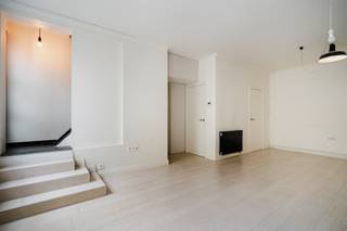 <p><span><strong>Locatie</strong></span><br /> </p><p><strong>"Entrepôts Anvers-Nord."</strong></p><p>De naam prijkt nog steeds op de gevel en verraadt een verleden dat vandaag een bijzondere ervaring oplevert. <br />Achter deze historische verwijzing schuilt een verborgen spot die je normaal nooit zou vinden. Goed verscholen in het hart van de stad, achter de drukte en weg van nieuwsgierige blikken, ontdek je een verrassend groene oase met een gezellig terras en een charmant stadstuintje. Hier vertoef je in alle rust, terwijl de stad letterlijk om de hoek ligt.</p><p> </p><p> </p><p><span><strong>Omschrijving</strong></span><br /> </p><p>Deze compacte woning bewijst dat comfortabel wonen niet afhangt van vierkante meters, maar van sfeer, slimme ruimtes en karakter. <br />Ideaal voor een single, een starterskoppel of een creatieve ziel die nét iets anders zoekt.</p><p>De droge, hoge kelder biedt talloze mogelijkheden. Uiteraard als opslagruimte, maar waarom niet als atelier, projectieruimte, muziekstudio of creatieve werkplek? <br />De industriële geschiedenis van de plek lijkt hier nog altijd een beetje voelbaar.</p><p>Op het gelijkvloers bevindt zich een veelzijdige ruimte die perfect kan fungeren als woonkamer, bureau of praktijkruimte. Verder vind je hier een praktische wasplaats en een afzonderlijk toilet.<br />De eerste verdieping herbergt een volledig ingerichte keuken en een gezellige leefruimte waar koken, eten en ontspannen naadloos samenvloeien.<br />Boven bevindt zich de slaapverdieping met een charmante semi-open badkamer die het geheel een eigentijdse loftallure geeft. <br />Ook hier werd aan comfort gedacht met een tweede toilet.</p><p>Een verborgen parel. <br />Een adres met geschiedenis. <br />Een huis voor mensen die liever karakter dan clichés kopen.</p><p><strong>Entrepôts Anvers-Nord.</strong><br />Sommige adressen vertellen hun verhaal al voordat je binnenstapt.<br /><br /> </p><p> </p><p><br /><span><strong>Troeven</strong></span><br /> </p><ul><li><p>in het centrum, overal dichtbij</p></li><li><p>compact en creatief</p></li><li><p>aanwezigheid tuin </p></li></ul>