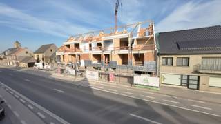 <span><span>Residentie 'Jagershof', verwijzend naar de vroegere Feestzaal gelegen langs de Woumenweg (invalsweg Ieper-Diksmuide), is een unicum voor Diksmuide en omstreken. De realisatie is ontwikkeld door FI2BUILD die zich als bouwheer profileert als bijzonder klantgericht, vernieuwend en beschikt over een duidelijke visie wat betreft toekomstgericht wonen. De residentie bevindt zich op wandelafstand van het centrum van Woumen waar men tal van kwalitatieve handelszaken kan aantreffen. Ook de grote winkelketens bevinden zich bij intrede van Diksmuide op enkele minuten rijden bij de locatie. <br /><br />Residentie 'Jagershof' beschikt over <strong>11 ruime appartementen</strong> met <strong>2 of 3</strong> slaapkamers en een totale <strong>oppervlakte variërend van 88 m² tot 144 m²</strong>. Daarnaast beschikt elk appartement ook over 1 of meerdere terrassen van <strong>9 m² tot 29 m²</strong>. Achterliggend biedt de residentie 5 garages aan (voorzien van automatische sectionaalpoort), 6 parkeerplaatsen, een afzonderlijke (afgesloten) fietsenberging en een pétanque plein. Kopers die op heden instappen in dit nieuwbouwverhaal hebben bijkomende voordelen, ondermeer de vrije keuze in de afwerking van de keuken, badkamer en de vloer van uw appartement. Het lastenboek voorziet ruime mogelijkheden voor de koper om zijn eigen accent te leggen in de verdere afwerking (ruime budgetten voorzien voor verdere afwerking - op te vragen bij makelaar).<br /><br />Bij de ontwikkeling werd door de bouwheer een bijzondere aandacht besteed aan <strong>kwalitatieve en duurzame materialen</strong> in combinatie met een unieke en karaktervolle architectuur (architectenbureau Vanhoorn-Maeckelbergh) passend bij deze locatie. Naast de vormgeving zijn ook de keuze van technieken hierbij van essentieel belang, hierbij koos men resoluut voor <strong>uiterst energiezuinige en vernieuwende methodes</strong>. Ieder appartement zal afgewerkt worden met een <strong>Smart Air Klimaatsysteem</strong> (via individuele <strong>lucht/lucht warmtepomp</strong> per appartement), een uniek een vooruitstrevend systeem die koeltechnische warmte of koude omzet in warm/koude lucht en via kanalisatie verdeeld (in combinatie met een <strong>ventilatie systeem D</strong>). Door deze keuze beschikt het appartement over een volwaardig acclimatisatie systeem waardoor elke bewoner tijdens warme zomermaanden zijn appartement perfect <strong>kan koelen (airco)</strong>! Een thermostaat per ruimte behoort hierbij ook tot de mogelijkheden (zie lastenboek). Tevens beschikt ieder appartement over zonnepanelen individueel aangesloten (geen gasaansluiting meer in deze residentie).  <br /><br /><strong>Appartement 02.01 </strong>is een appartement gelegen op het tweede verdiep van <strong>ca. 85m²</strong> bewoonbare oppervlakte (<strong>2 slaapkamers</strong>). Het appartement beschikt over <strong>ca. 9,2m² </strong>aan terras (afgewerkt met tegels op tegeldragers). Wens je meer info en het lastenboek te bekomen van dit appartement? Neem dan even verder contact op met de makelaar en wij bezorgen u de brochure + lastenboek zodat je een totaalbeeld krijgt van dit interessant aanbod. <br /><br /><u><strong>Bijzondere troeven:</strong></u></span></span>
<ul>
	<li><span><span><strong>Kleinschalige residentie</strong>, lage gemeenschappelijke kosten; </span></span></li>
	<li><span><span>Rustige ligging doch dicht bij het centrum (<strong>Je kijkt achteraan uit op groen</strong>);</span></span></li>
	<li><span><span>Modernste technologie (<strong>Smart Air systeem, zonnepanelen,...</strong>)</span></span></li>
	<li><span><span>Karaktervolle en unieke architectuur;</span></span></li>
	<li><span><span>Ruime appartementen met veel lichtinval;</span></span></li>
	<li><span><span><strong>Beste prijs/kwaliteit</strong> verhouding;</span></span></li>
	<li><span><span>De gekozen technieken laten ook toe om uw appartement in de zomer te koelen (<strong>airco</strong>)!</span></span></li>
	<li><span><span>Parkeerplaatsen en garages achterliggend beschikbaar <strong>(gemetste garages</strong> - geen goedkope prefab);</span></span></li>
	<li><span><span><strong>Fietsenstalling en vuilnislokaal </strong>aanwezig; </span></span></li>
	<li><span><span><strong>Laadpalen voorzien om elektrisch te laden</strong>;</span></span></li>
	<li><span><span>...</span></span></li>
</ul>
<span><span>Kom langs op kantoor en ontvang een unieke <strong>verkoopbrochure </strong>van Residentie Jagershof</span></span><br /><br /><span><span>Bent u op zoek naar een prachtig en ruim appartement in een kleinschalige residentie als investering of als eigen bewoning?<br />Kom dan snel even langs bij ons op kantoor voor meer uitleg! <strong>Contacteer ons via 051 50 11 51.</strong> </span></span><br /><span><em>Opleveringsdatum na te vragen bij ons op kantoor en in functie van voorverkoop. </em></span>