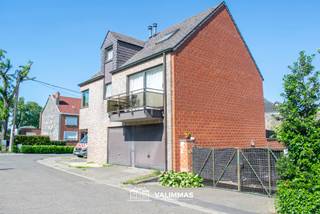 VALIMMAS verkoopt nabij het centrum van Asse deze rustig en residentieel gelegen opbrengsteigendom met 3 appartementen en garage...
Appartement A1 (± 61m² + terras, gelijkvloers) omvat een inkomhal, een living, een ingerichte keuken, een berging/wasplaats, een badkamer met ligbad, één slaapkamer en een ommuurd terras (± 10m²). EPC: 245 kWh/m² - energielabel C (UC: 20260502-0003860558-RES-1). Thans verhuurd sedert 26/09/2017 mits € 580,29 + lasten € 20/maand.
Appartement A2 (± 90m² + terras, duplex rechts) omvat een inkomhal, een toilet, een living met toegang tot het terras (± 3m²), een ingerichte keuken, een badkamer met ligbad, en twee slaapkamers. EPC: 359 kWh/m² - energielabel D (UC: 20260502-0003860569-RES-1). Thans verhuurd sedert 14/06/2017 mits € 938,53 + lasten € 25/maand.
Appartement A3 (± 96m² + terras, duplex links) omvat een een inkomhal, een toilet, een living met toegang tot het terras (± 3m²), een ingerichte keuken, een badkamer met ligbad, en drie slaapkamers. EPC: 175 kWh/m² - energielabel B (UC: 20260502-0003860572-RES-1). Thans verhuurd sedert 19/12/2019 mits € 750 + lasten € 25/maand.
Nog op het gelijkvloers: de gemeenschappelijke inkomhal, een dubbele garage en 2 bergplaatsen (elk ± 3m²), en een autostandplaats voor 1 (bestel)wagen in het voortuintje.
Actuele huuropbrengst = € 2.268,82/maand = € 27.226 per jaar.
Rustig gelegen nabij het centrum van Asse, met alle centrumfuncties binnen wandelafstand – Mobiscore 8,9/10 !