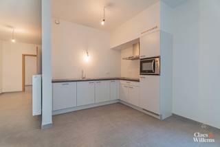 Bij het betreden van dit appartement bevindt de leefruimte zich aan de rechterzijde, met een grote schuifdeur die zorgt voor veel natuurlijk licht en directe toegang tot het terras. De open keuken sluit naadloos aan op de leefruimte, wat zorgt voor een aangenaam, open gevoel. Verder beschikt het appartement over een praktische berging, een badkamer met douche en één ruime slaapkamer van 14 m².
Dit energiezuinige appartement is ideaal voor alleenstaanden, jonge koppels of ouderen die op zoek zijn naar comfortabel en onderhoudsvriendelijk wonen, met alle nodige voorzieningen binnen handbereik.