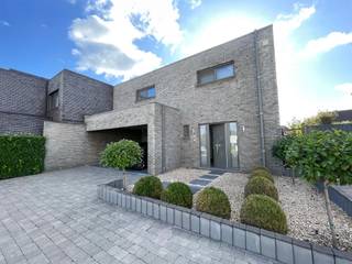 <p><span>Prachtige afgewerkte, recente woning met mooie, volledig afgesloten tuin met terras. De keuken is netjes onderhouden en volledig uitgerust en aansluitend is er een berging die doorgeeft naar de carport. De living is zeer ruim en licht en bovendien voorzien van lamellen aan de vensters. De inkomhal met toilet en prachtige trap leidt ons naar boven waar er 3 gigantische kamers zijn en badkamer met bad en inloopdouche. Tevens is er een extra berging. Volledig onderkelderd, voorzien van zonneboiler en alle hedendaags comfort. Voor deze parel zoeken we een pietje-precies huurder, zodanig dat de eigenaar op zijn 2 oren kan slapen! Bel 0471/66.21.97 tijdens de kantooruren voor meer info of een bezichtiging. </span></p>