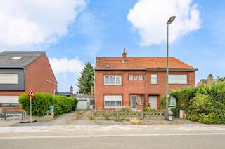<p><span>Tielt-Winge : charmante maison à rénover sur un grand terrain, avec 3 chambres</span></p><p><span> </span></p><p><span>Cette maison a été construite en 1962 dans le centre de Tielt-Winge, à proximité immédiate de commodités telles qu'un hypermarché, des écoles et des axes routiers. Elle est située sur un beau terrain de 7 ares et offre de nombreuses possibilités. </span></p><p><span>On entre dans cette maison par un hall d'entrée qui donne accès à un salon avec salle à manger attenante ; la cuisine est située dans une annexe, suivie d'une pièce supplémentaire. La surface totale de cette maison est d’un peu moins de 200 m², ce qui offre un énorme potentiel en cas de rénovation. Le premier étage comprend deux chambres très spacieuses et une troisième pièce compacte, idéale pour servir de bureau. La salle de bains se trouve également à ce niveau. <br /><br />Le grenier est actuellement accessible par une échelle escamotable ; il pourrait à l'avenir être aménagé en une belle chambre parentale supplémentaire. Il y a également une cave compacte où sont installés les équipements techniques. Le jardin s'étend sur un terrain agréable et bénéficie d'une intimité suffisante. <br /><br />Vous recherchez une maison à rénover au cœur de Tielt-Winge ? Ne cherchez plus et prenez rendez-vous dès aujourd’hui pour visiter cette propriété !</span></p><p><span> </span></p>