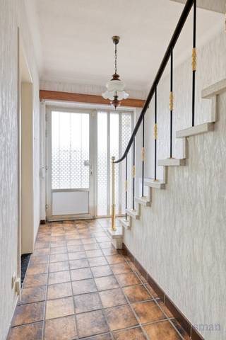 <strong>Split- level woning met 3 slaapkamers op perceel van 9a 20ca te koop in Veerle</strong><br /><br />Deze woning op de Lakstraat 71 in Veerle ligt in een rustige, residentiële omgeving met een dorpskarakter. Winkels, scholen en belangrijke invalswegen bevinden zich op korte afstand. De groene omgeving en de nabijheid van wandel- en fietsroutes maken dit bovendien een aantrekkelijke plek voor wie graag buiten is.<br /><br />Om de woning via de voordeur te betreden, neem je eerst enkele trappen, waarna je de inkom bereikt. We komen binnen in de inkomhal, die toegang geeft tot de ruime woonkamer (28,11m²). Deze is voorzien van veel raampartijen en een gezellige houtkachel. De woonkamer sluit aan op de eetkamer (10,36m²) en vormen een mooi geheel. Verder is er nog de keuken. Achteraan de woning bevindt zich een veranda (15,58m²), waar het aangenaam vertoeven is.<br /><br />Via de trap bereik je de eerste verdieping. Hier bevinden zich drie slaapkamers, waarvan twee bijzonder ruim zijn (6,54m², 10,32m² en 13,12m²). Op deze verdieping is ook de badkamer gelegen.<br /><br />Daarnaast beschikt deze bel-etagewoning over een onderste verdieping. Deze is bereikbaar via de garagepoort van de inpandige garage (23,34m²) of via enkele trapjes in de woning. Achteraan de garage bevindt zich nog een apart toilet , een technische ruimte (6,11m²) een wasberging (15,2m²), waar ook een douche aanwezig is. Via deze berging heb je toegang tot de tuin.<br /><br />Verder beschikt de woning over een kelder (10m²) en een zolder (40m²).<br />De woning heeft een mooie tuin met een prachtig uitzicht op het achterliggende veld.<br /><br />De verwarming gebeurt via centrale verwarming op stookolie en de berekende energiescore bedraagt 913 kWh/m²jaar, wat overeenkomt met EPC-label F.<br />Hoewel de woning renovatiewerken vereist, biedt ze veel mogelijkheden en vormt dit een uitstekende kans om ze volledig naar eigen smaak in te richten.<br /><br />Spreekt deze leuke woning jullie aan? Contacteer ons voor meer info of een bezoek ter plaatse via info@bosmanvastgoed.be. Wij helpen jullie graag verder!<br /><br />De woning heeft momenteel een EPC ‘F’ wat wil zeggen dat dit pand is onderworpen aan de renovatieverplichting van de Vlaamse overheid voor residentiële gebouwen (behoudens sloop binnen 6 jaar na de aankoop). Consulteer voor meer informatie de website van het Vlaams Energie- en Klimaatagentschap via https://www.vlaanderen.be/een-huis-of-appartement-kopen/renovatieverplichting-voor-residentiele-gebouwen.