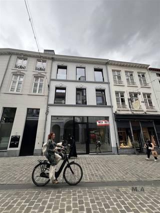 Zeer goed gelegen handelspand.  Hoek Grote Markt.  Gelegen naast KFC.  Veel passage, zeer goede visibiliteit. Zon-georienteerde...