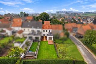 Deze leuke gerenoveerde woning combineert veel ruimte, comfort en een grote tuin met een rustige, landelijke ligging op korte afstand van Kortrijk. Via de inkomhal met ingemaakte kasten komt u in de ruime en lichtrijke eetruimte. Aansluitend bevindt zich de grote keuken, uitgerust met alle nodige toestellen. Achteraan ligt de gezellige leefruimte met grote raampartijen en een mooi zicht op de tuin. Verder zijn er op het gelijkvloers een apart toilet, een ruime kelder, een praktische berging en een garage. De woning beschikt tevens over heel wat zonnepanelen met thuisbatterij. Op de eerste verdieping vindt u een grote badkamer (met bad, douche en dubbele wastafel), drie volwaardige slaapkamers en een afzonderlijk toilet. Via de zoldertrap bereikt u de goed geïsoleerde zolder, ideaal als extra bergruimte. Buiten geniet u van een grote tuin en veel privacy. Extra troeven zijn onder meer een regenwaterput van 6.000 liter en centrale verwarming op gas met radiatoren. Een ruime, instapklare woning op een landelijke locatie en toch vlak bij Kortrijk. Neem vrijblijvend contact op via maggie@vastgoednorman.be of 0479 40 24 04.