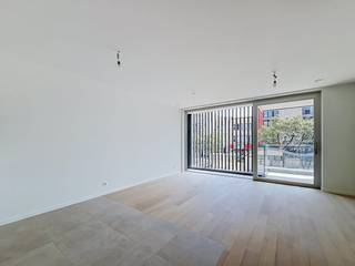 On the Koninklijke Baan in Koksijde, we find this new-build apartment with a spacious bedroom and office space. The apartment is located near the sea and the Zeelaan van Koksijde. The apartment was furnished in a very high quality and practical way. <br /><br />LAYOUT:<br />> First floor:<br />- Entrance hall; <br />- Spacious living space;<br />- Installed open kitchen with all necessary appliances;<br />- Bathroom with sink and shower;<br />- Separate toilet;<br />- Spacious bedroom;<br />- Storage room with washing machine connection;<br />- Office space<br /><br /><br /><br />ADVANTAGES:<br />- Top location, located by the sea and close to the shopping street;<br />- Luxuriously finished with quality materials;<br />- Energy efficient;<br /><br />> No common costs<br />> Immediately available<br /><br /><br />Interested? Visit our website www.dewaele.com, select the property and click the red “Request your visit” button. Fill out a short profile and we will contact you for an appointment. Appointments cannot be made by phone.