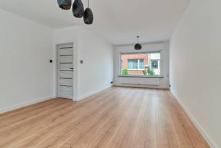 Deze woning is gelegen in een rustige één richtingsstraat in het centrum van Retie, op wandelafstand van bakker, slager, lagere scholen en openbaar vervoer.<br />Een volledige renovatie heeft deze woning pas ondergaan zodat ze vanbinnen helemaal nieuw is.<br /><br />De indeling is de volgende: <br />Op het gelijkvloers heb je de inkomhal met een trap naar de eerste verdieping, deze hal komt uit in de woonkamer met grote ramen aan de voor- en achterzijde van de woning.<br />Verder is er een nieuwe volledige ingerichte keuken met veel plaats voor het plaatsen van een keukentafel met minstens 6 stoelen.<br />Achteraan de woning is er een apart toilet en een wasplaats plus een prachtige badkamer met douche, bad en lavabomeubel.<br />Via de keuken kan je nog naar de voorraadkelder.<br /><br />Op de eerste verdieping zijn 3 slaapkamers waarvan 2 heel groot. Ook op deze verdieping is er een apart toilet.<br /><br />Langs een buitendeur tussen de keuken en de woonkamer bereik je het overdekt terras met achteraan een kleine stadstuin.<br />Achteraan de woning staat ook een bergplaats met een recente cv gasketel. Deze bergplaats kan ook altijd handig zijn om uw fietsen te stallen.<br /><br />De achterzijde van de woning kan ook via een aparte doorgangsdeur aan de voorzijde van de woning bereikt worden.<br /><br />Pluspunten:<br />Instapklaar<br />Volledig vernieuwd<br />EPC label B<br />Zonnepanelen<br />Centrale ligging