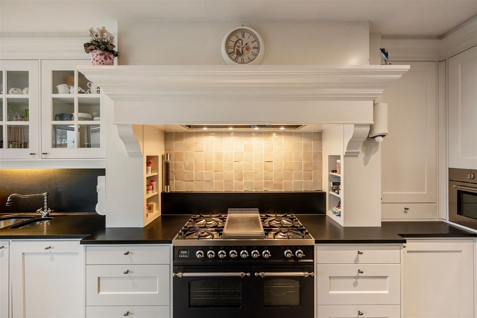 Charmante &amp; ruime woning met garage, kangoeroemogelijkheid en gezellige tuin in centrum Wijnegem! - foto 4