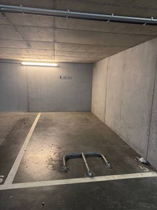 ondergrondse parkeerplaats op -1, voor eigen gebruik, vrij van huurder, ook als investering, gemakkelijk te verhuren aan 1.000 euro/jaar