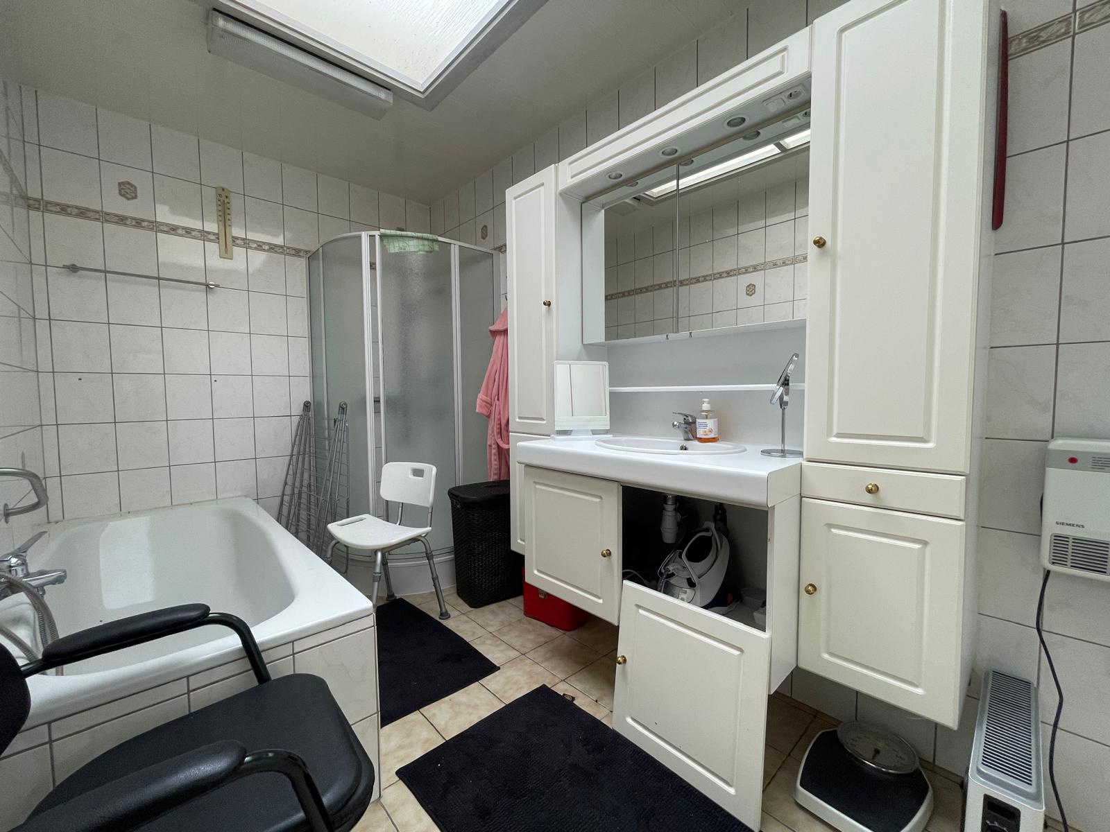 Verzorgde woning met 2 slaapkamers, uitweg en garage te koop - foto 5